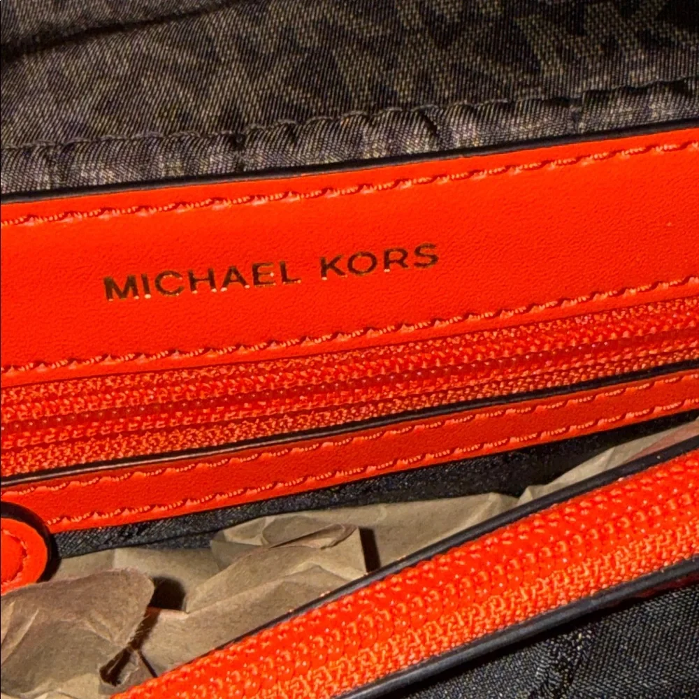 •MICHAEL KORS•NWOT BROWN & TAN LARGE QUILTED SIGNATURE-LOGO SHOULDER BAG $398.00 - Picture 13 of 14